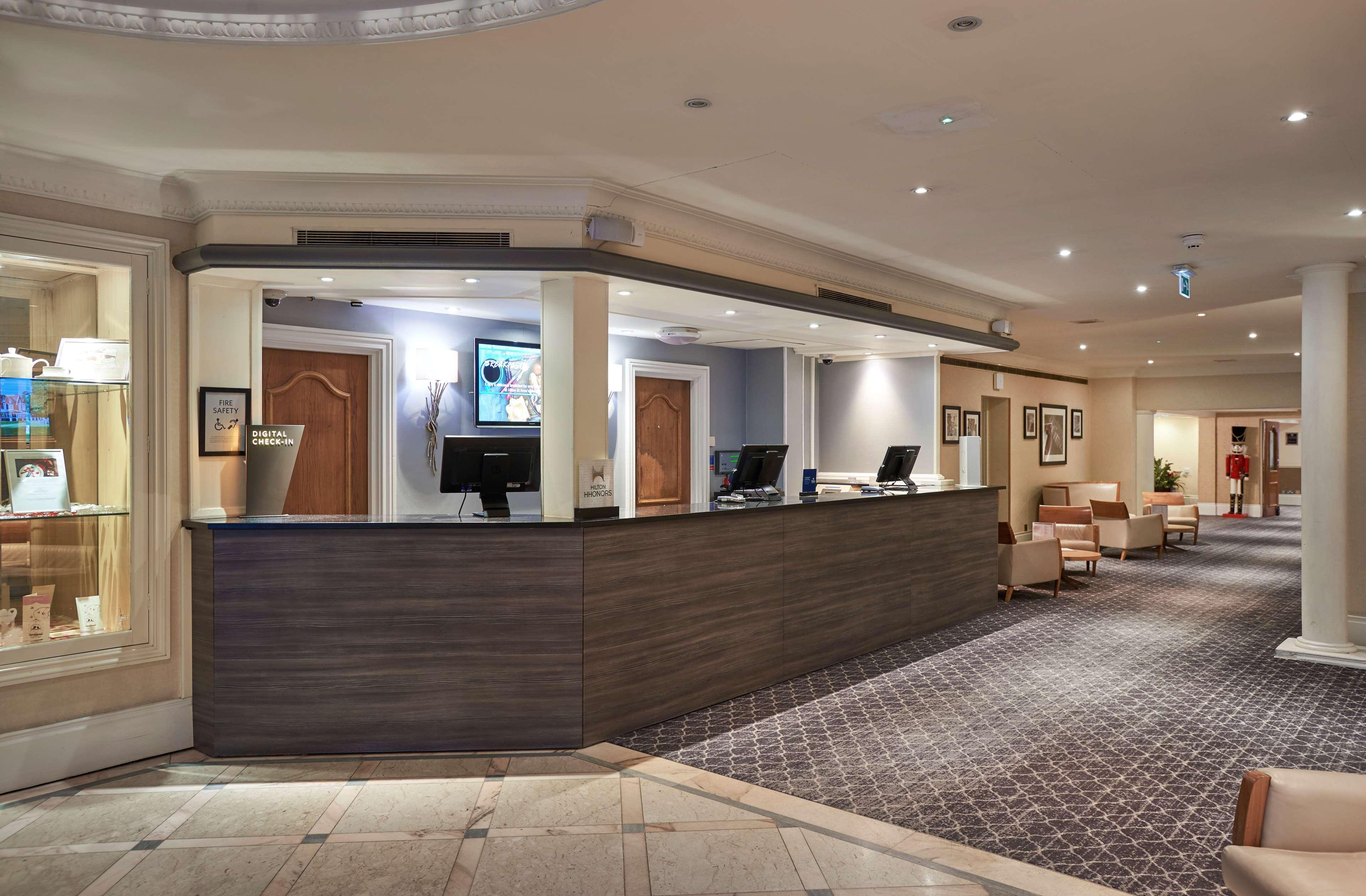 Hotel Doubletree By Hilton St. Anne'S Manor Bracknell Exterior foto