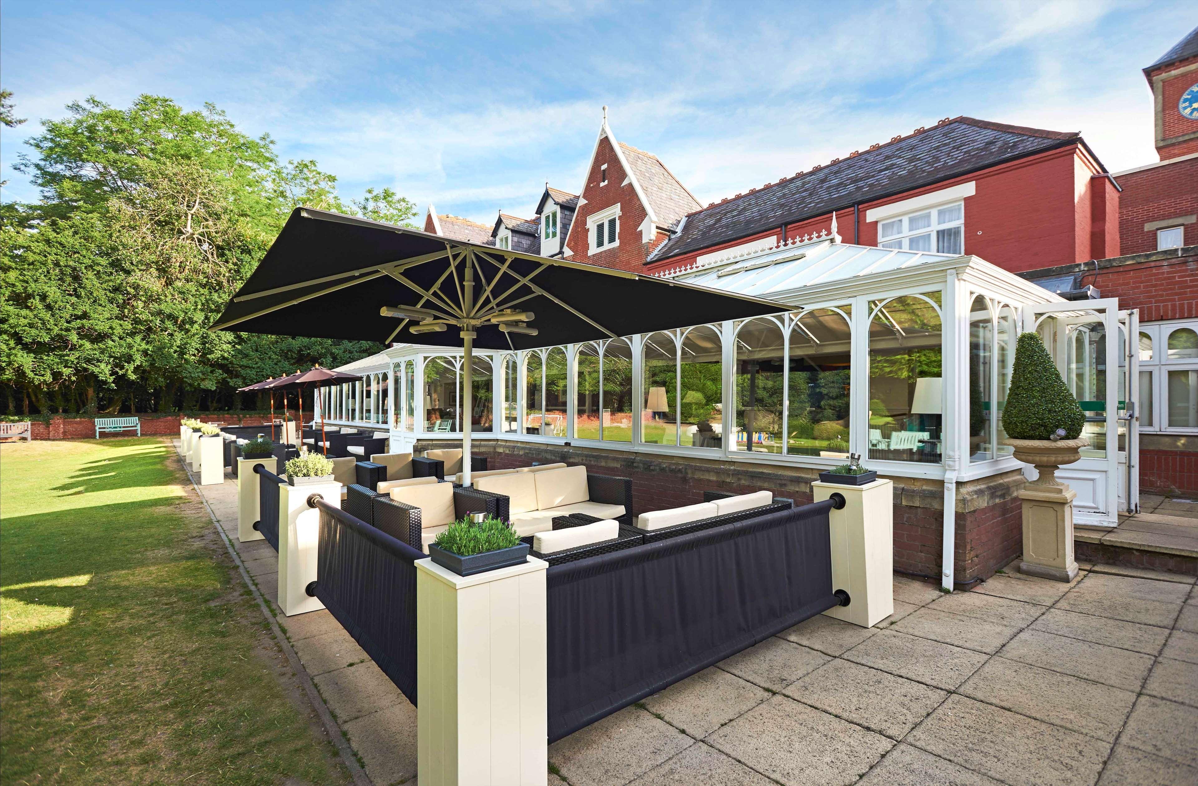 Hotel Doubletree By Hilton St. Anne'S Manor Bracknell Exterior foto